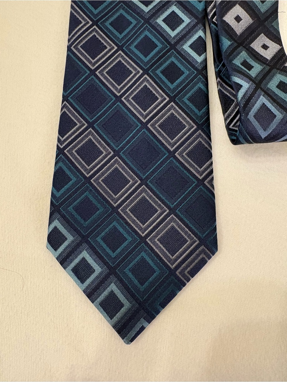 Kenneth Cole Reaction silk tie